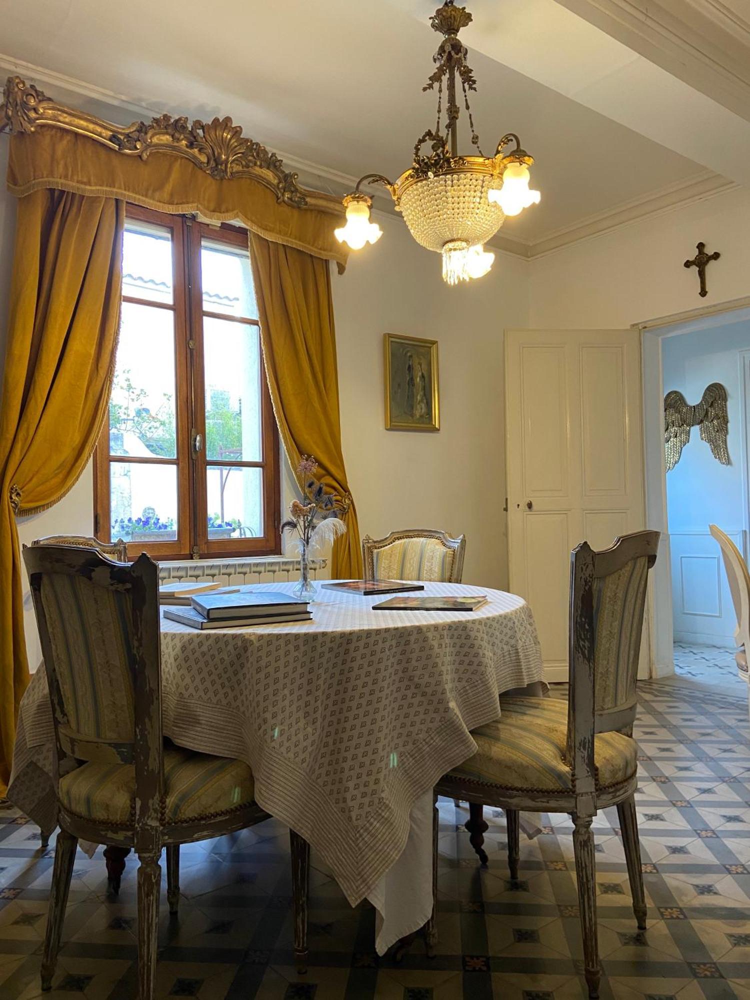 Maison 1823 - De Charme à Couette-café Garons